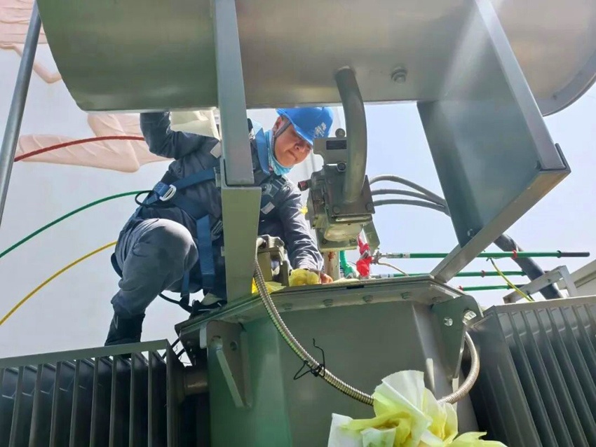 工作中的岩空艳。