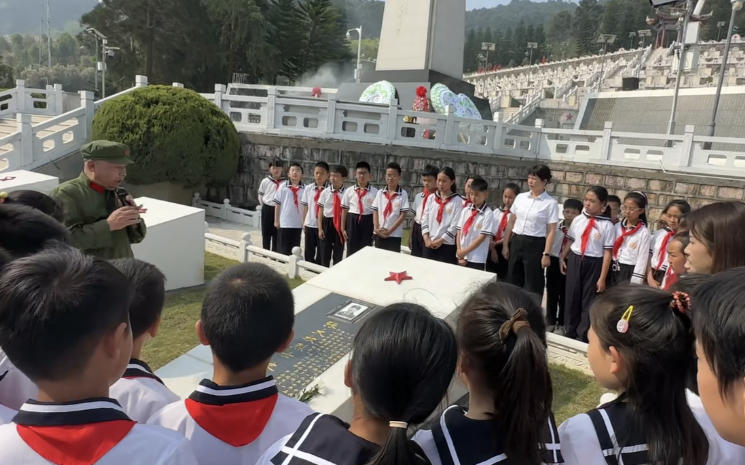 学生到烈士陵园开展研学活动。