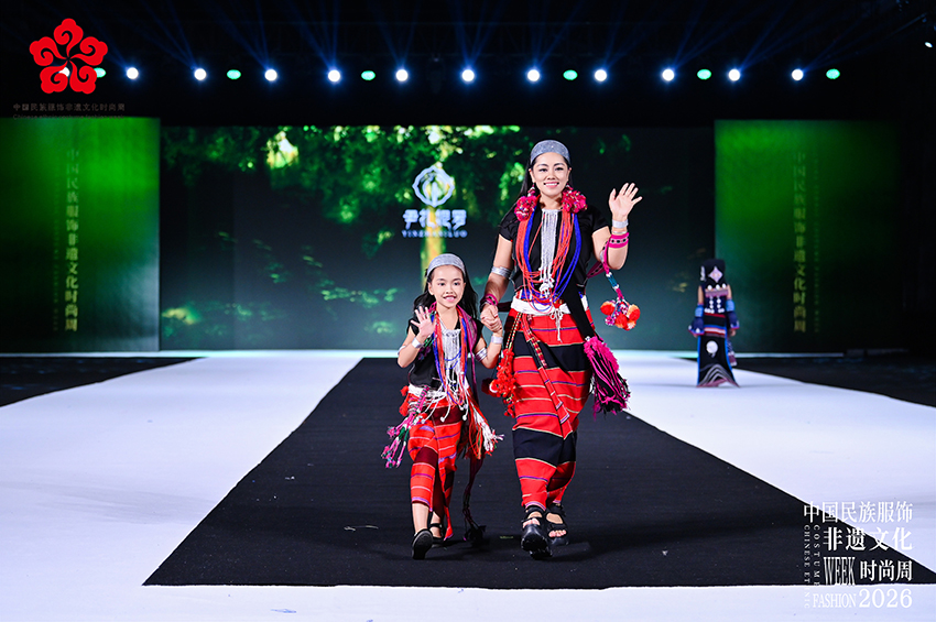 2026年中国民族服饰非遗文化时尚周上，西盟佤族母女赵叶香和女儿带着融合传统纹样与现代设计的织锦作品惊艳亮相。-西盟县委宣传部供图