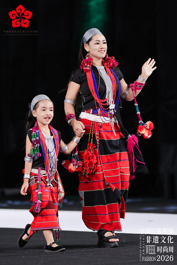 2026年中国民族服饰非遗文化时尚周上，西盟佤族母女赵叶香和女儿带着融合传统纹样与现代设计的织锦作品惊艳亮相。-西盟县委宣传部供图-(2)