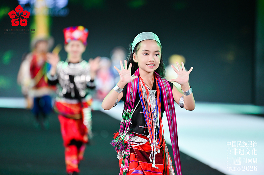 2026年中国民族服饰非遗文化时尚周上，赵叶香女儿带着融合传统纹样与现代设计的织锦作品惊艳亮相。西盟县委宣传部供图