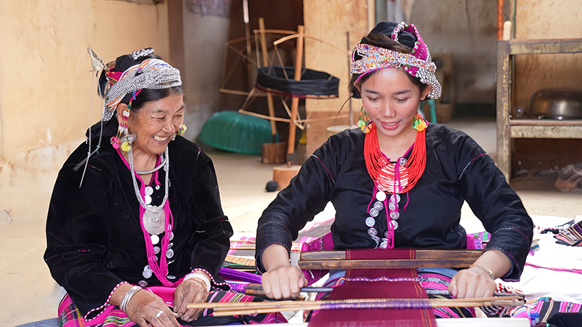 娜汉教学年轻人操作佤族织锦。西盟县委宣传部供图