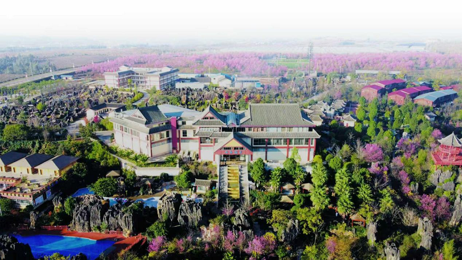 杏林大观园内的石海温泉（资料图）。