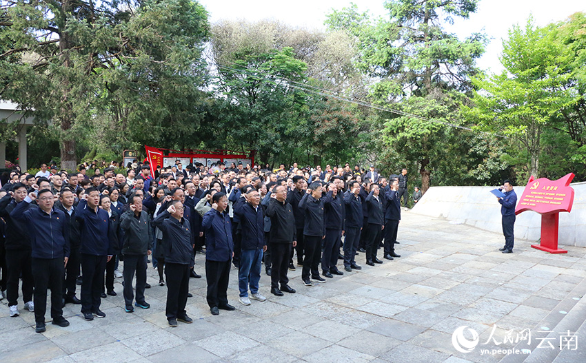 参与人员重温入党誓词。人民网 雷霁摄