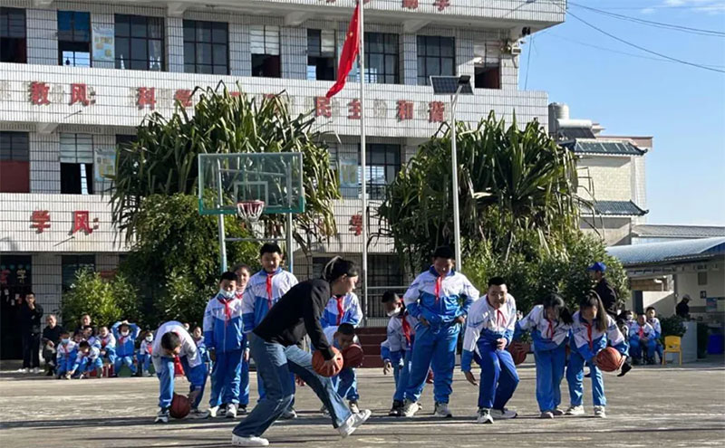 【2】志愿者为孩子们送去篮球训练课。中行云南省分行供图