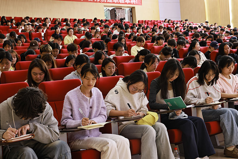 学生记笔记。