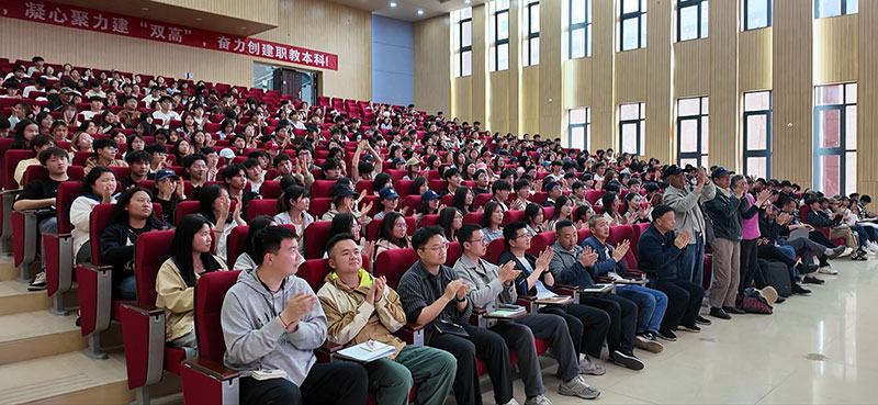 学生们聆听讲座，现场不断响起掌声。