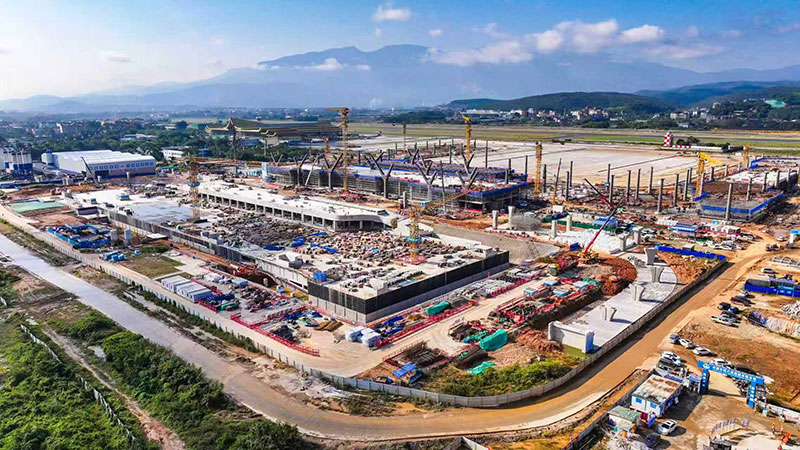 西双版纳机场四期改扩建施工现场。王益摄