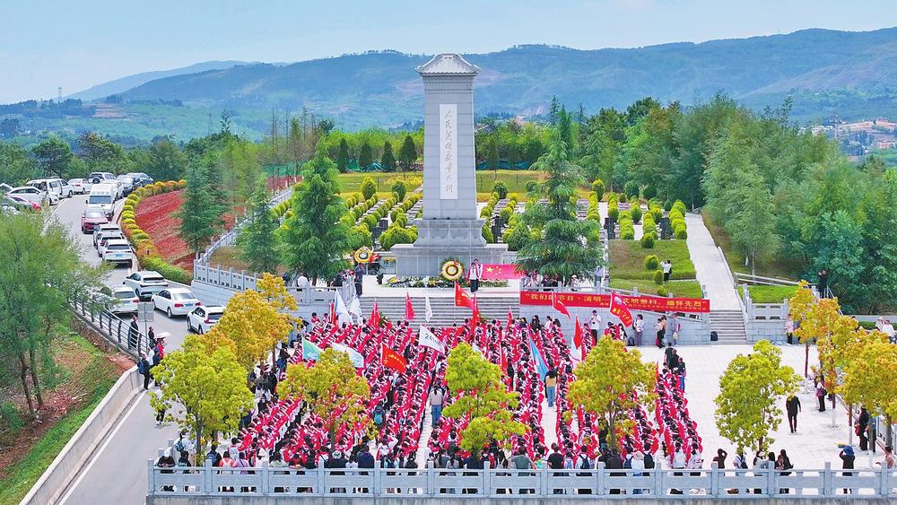 4月3日，麒麟區第七中學師生在老虎山烈士陵園開展“清明祭英烈，徒步勵青春”主題實踐活動。本報通訊員 許侃 攝