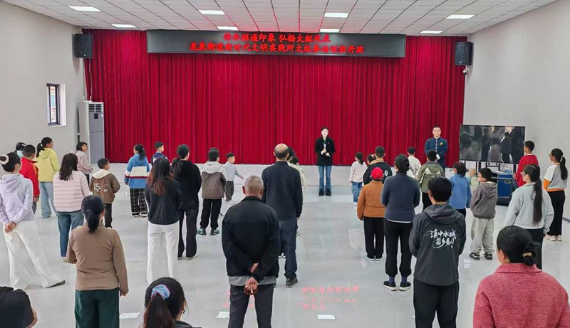 龙泉街道新时代文明实践所太极拳培训班正式开班,现场群众齐聚一堂,共赴太极文化之约。(吕德金摄)