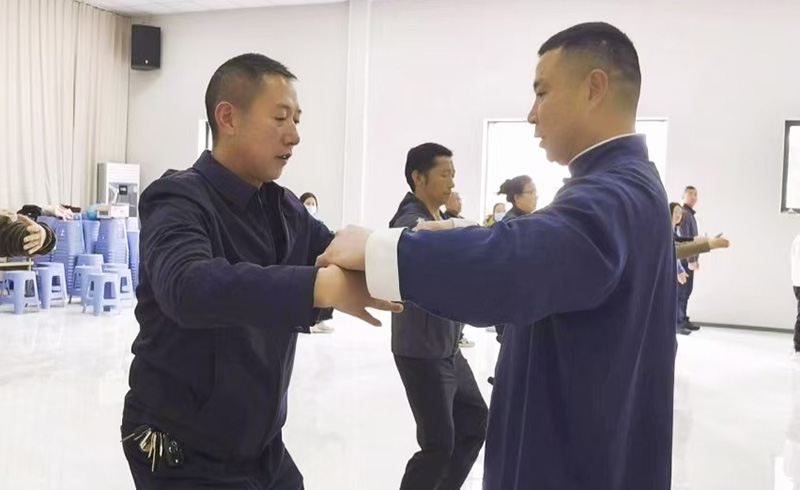 太极教练手把手指导学员动作要领,一对一教学让学员精准掌握太极技法(刘安红摄)