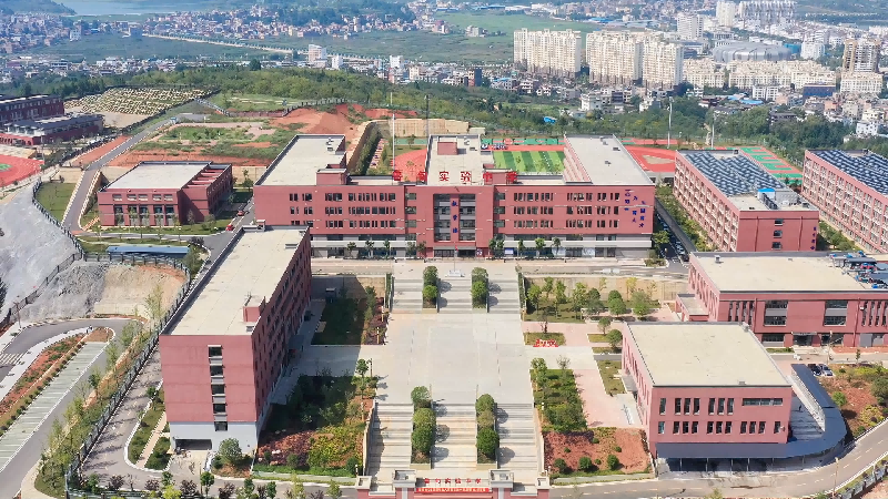 位于卯家湾安置区的鲁甸县实验中学。