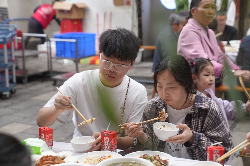 游客吃春筍宴。