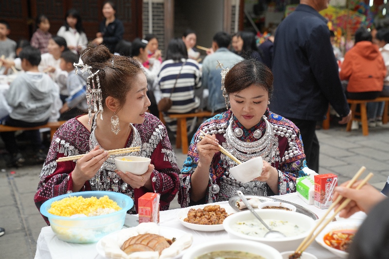 游客吃春筍宴。