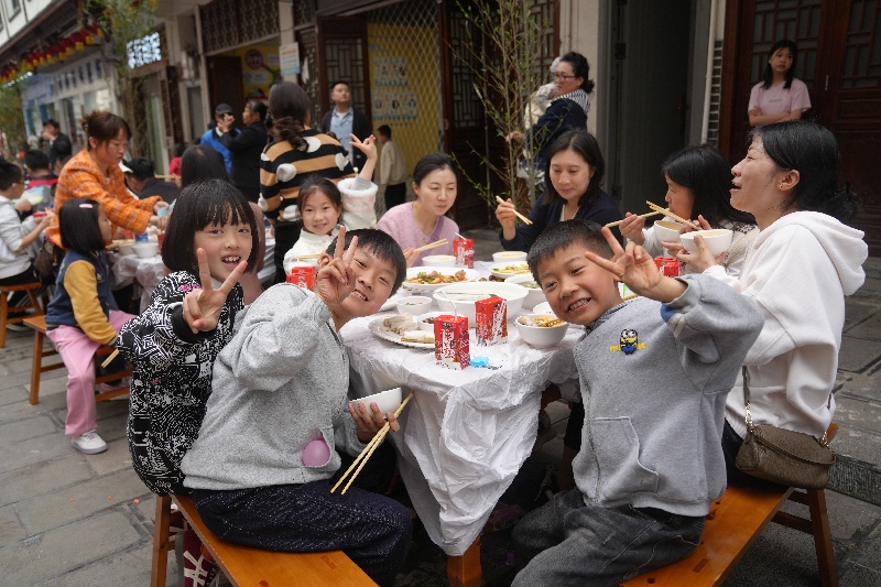 游客吃春筍宴。