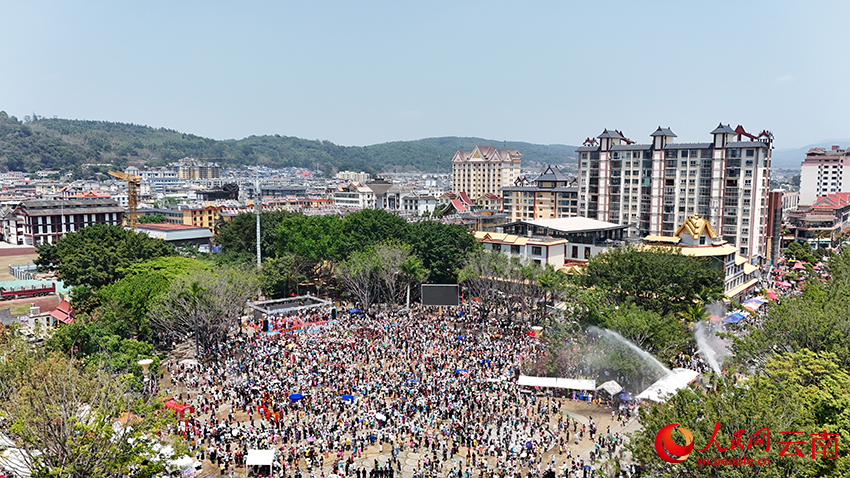 4月12日，在云南省普洱市孟连县娜允广场，各族群众互相泼水祝福。人民网记者 虎遵会摄