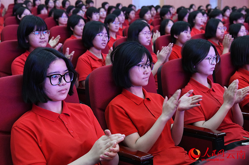 华坪女高师生倾听洛桑扎西的讲述。 受访者供图