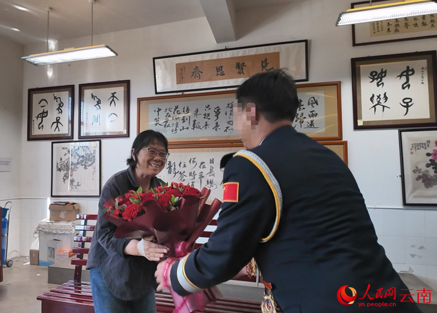 洛桑扎西在丽江华坪女子高级中学拜访张桂梅。 受访者供图