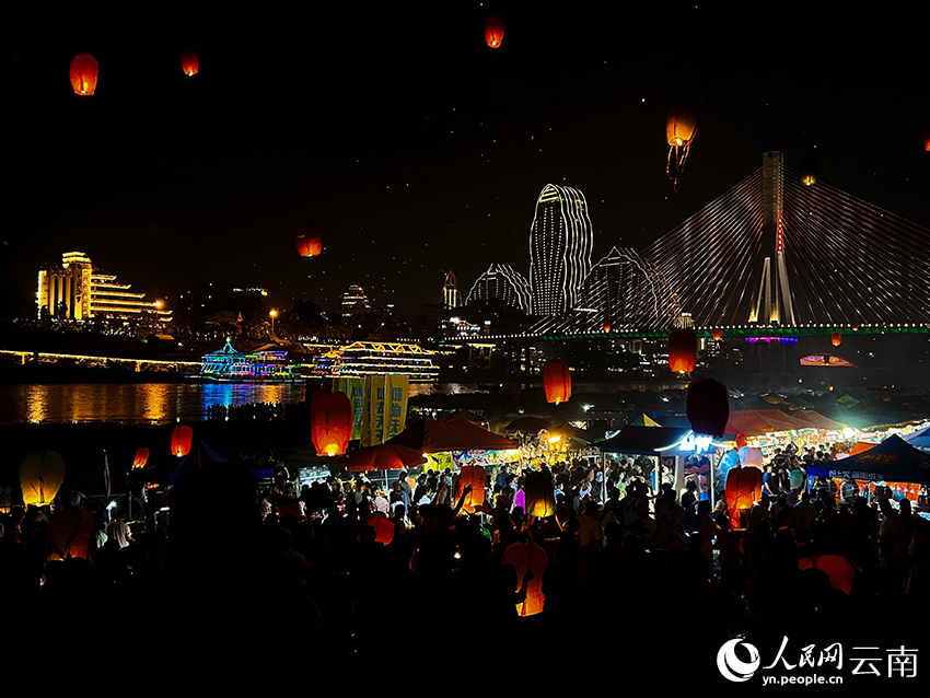 一個個承載著美好祝福的孔明燈在夜空中緩緩升空。人民網記者 劉怡攝
