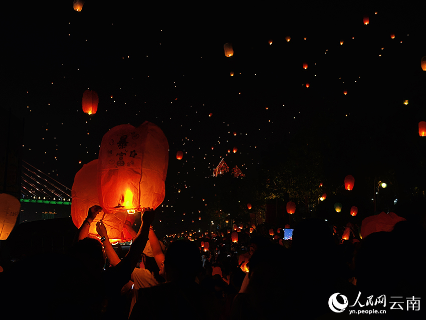 一個個承載著美好祝福的孔明燈在夜空中緩緩升空。人民網記者 劉怡攝