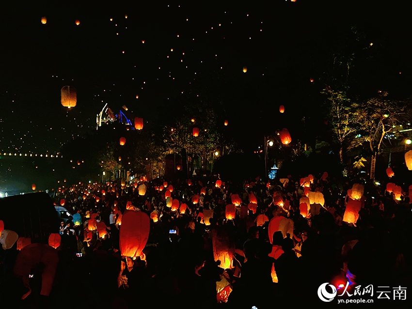 一個個承載著美好祝福的孔明燈在夜空中緩緩升空。人民網記者 劉怡攝