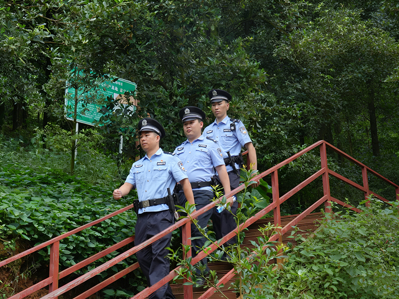 富宁县公安局民警在八角林巡逻。