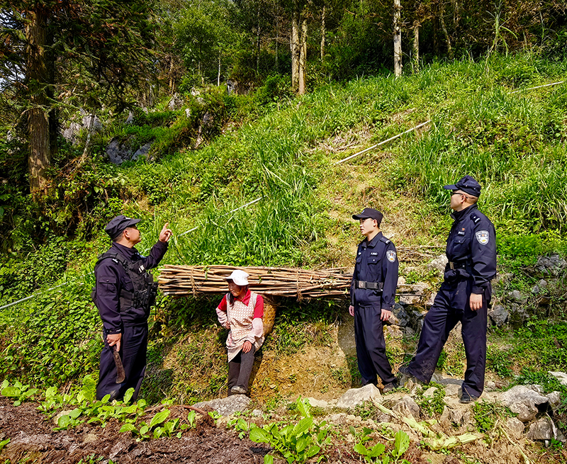 西畴县民警开展生态环境保护宣传。