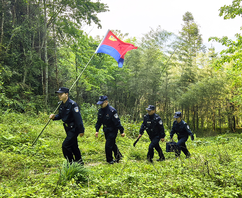 西畴县公安局民警在山林巡逻。