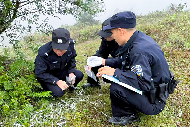 富宁县公安局民警到鸟王山开展非法猎捕现场勘验工作。