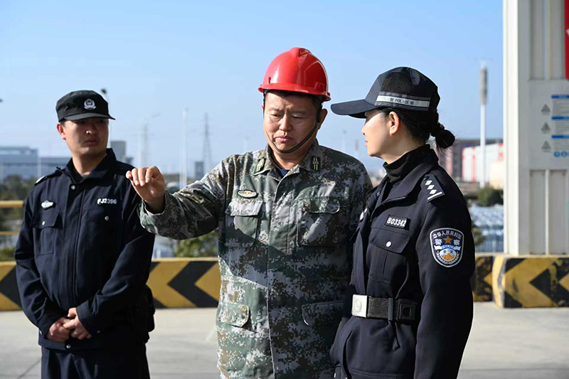 麻栗坡县公安局民警到口岸开展货场设备安全检查。