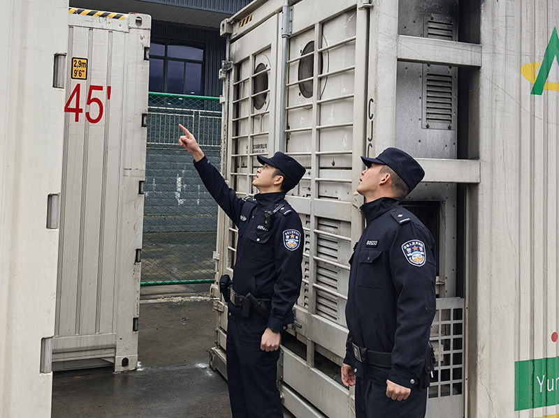 砚山县公安局民警到辖区铝业企业开展日常走访。