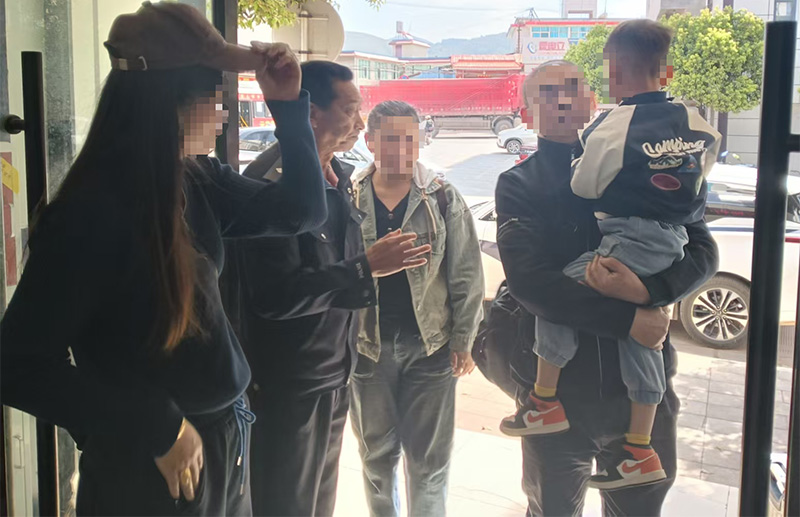 调解成功，李某带孩子返乡。