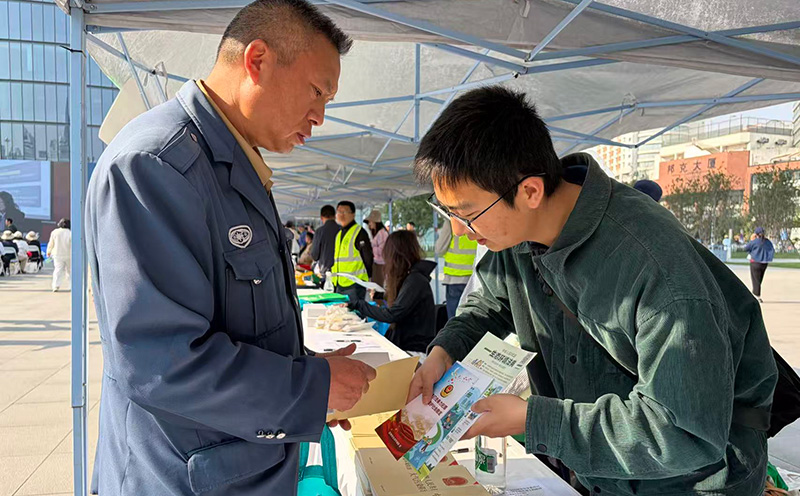 工作人員向市民介紹相關法律法規--（申請署頻道記者名）
