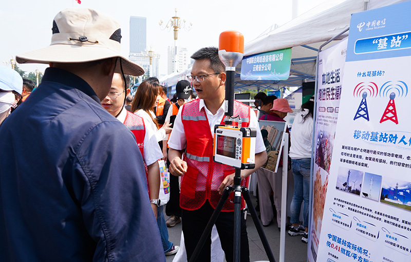 工作人員向市民介紹相關設備---羅文鑫攝