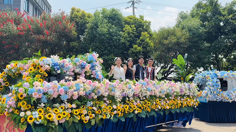 花车巡游。