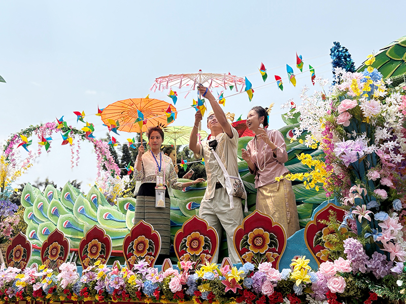花车巡游。
