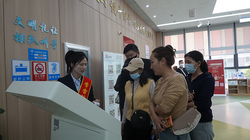 开远市政务服务中心便民服务-王雨薇摄-2026年4月13日