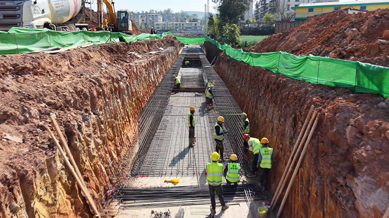 【1】禄丰市市政道路更新改造项目配套建设给排水、涵洞正在进行混凝土浇筑作业。禄丰市委宣传部供图