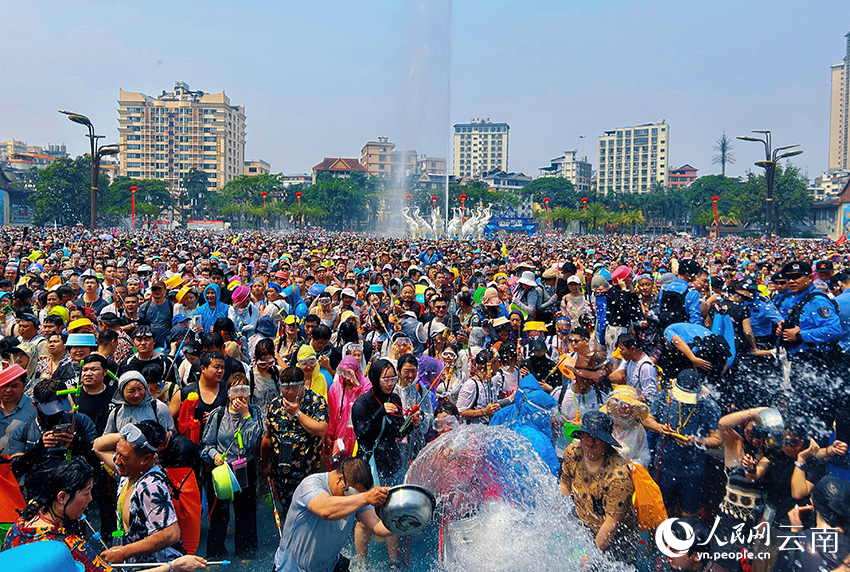 景洪市泼水广场成为一片欢乐的海洋。人民网记者 刘怡摄