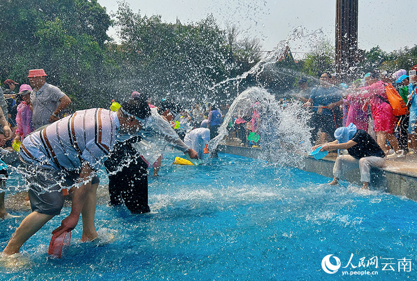 在欢乐的音乐声中，人们互相泼洒象征着吉祥的水。人民网记者 刘怡摄