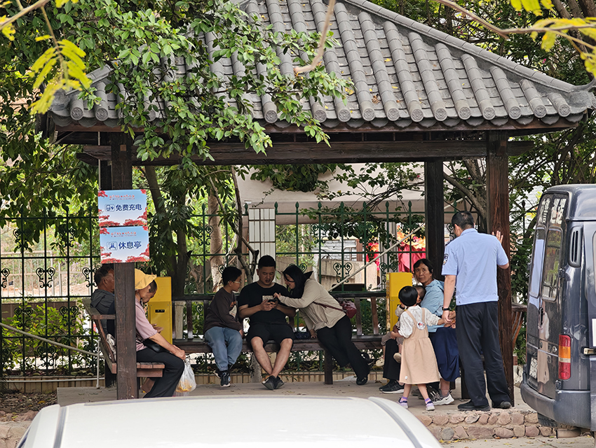 群眾到綠汁派出所亭子內休息。玉溪市公安局供圖