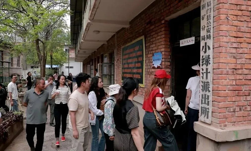 游客參觀綠汁派出所警史館。&nbsp;玉溪市公安局供圖