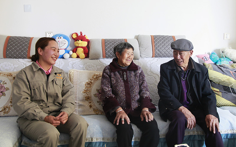李秋与家人其乐融融。周培瑾摄