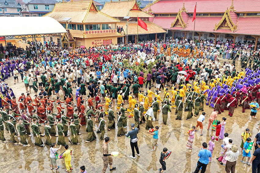 西盟各族群众泼水狂欢庆傣历新年。西盟县融媒体中心供图