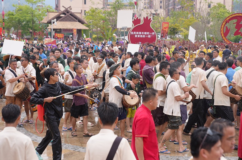 西盟各族群众泼水狂欢庆傣历新年。西盟县融媒体中心供图