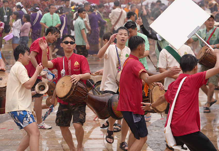 西盟各族群众泼水狂欢庆傣历新年。西盟县融媒体中心供图