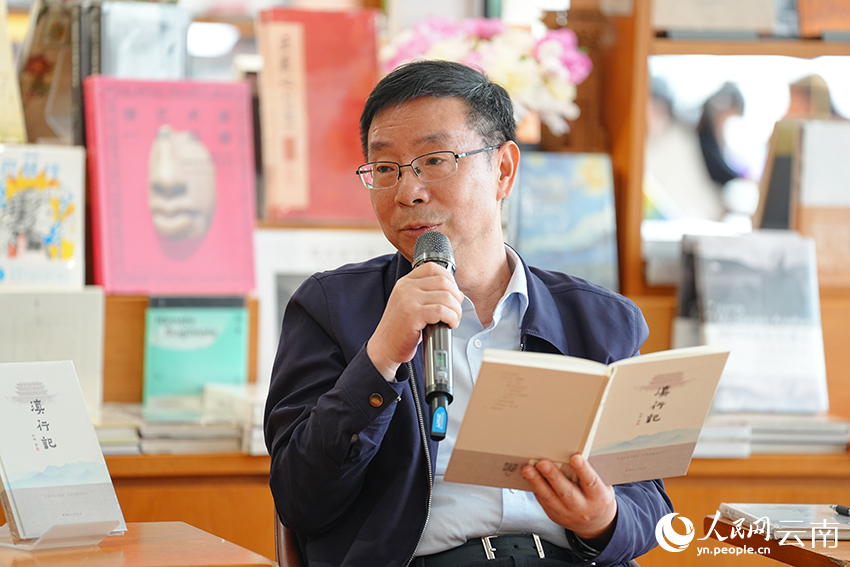 作者斯雄在現場分享創作歷程。人民網記者 李發興攝