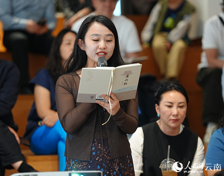 讀者在活動現場誦讀《滇行記》。人民網記者 李發興攝