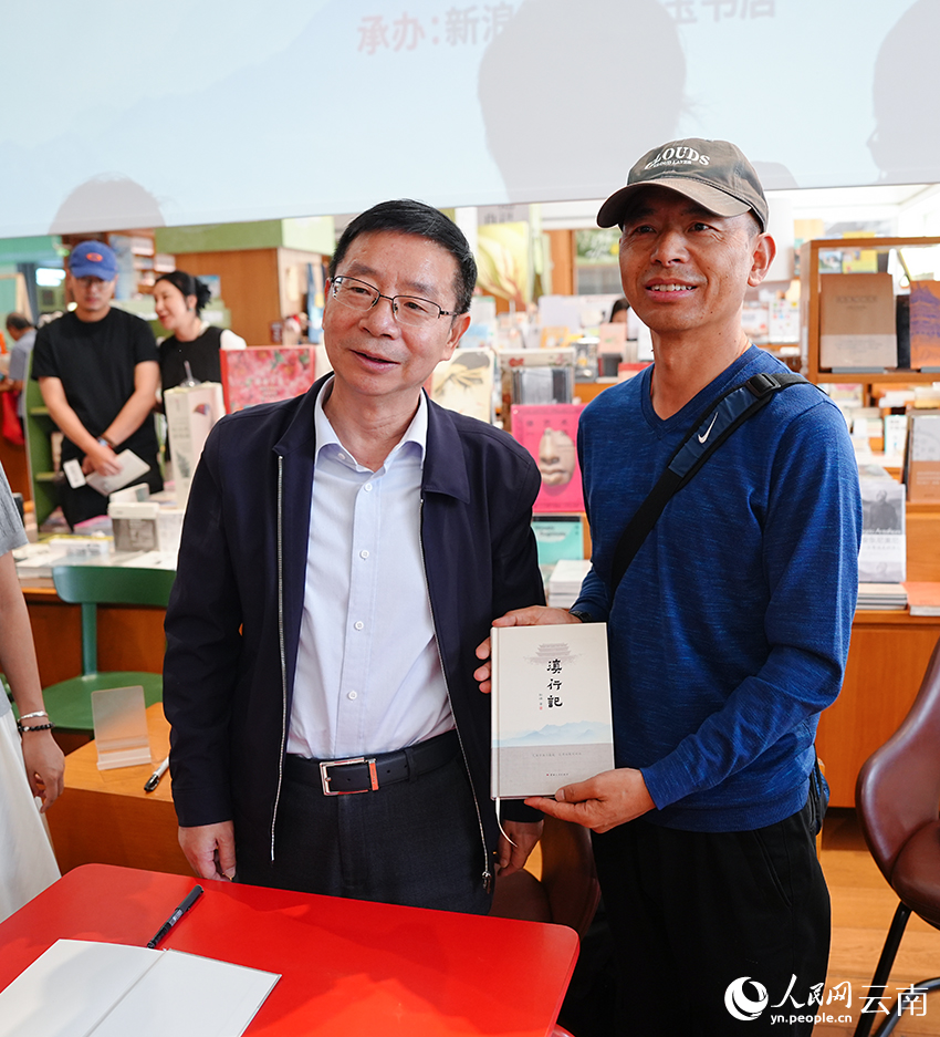 斯雄與讀者合影。人民網記者 李發興攝