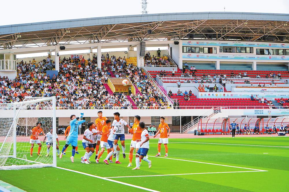 玉溪隊與臨滄隊門前爭頂。 本報記者 王劍釗 攝